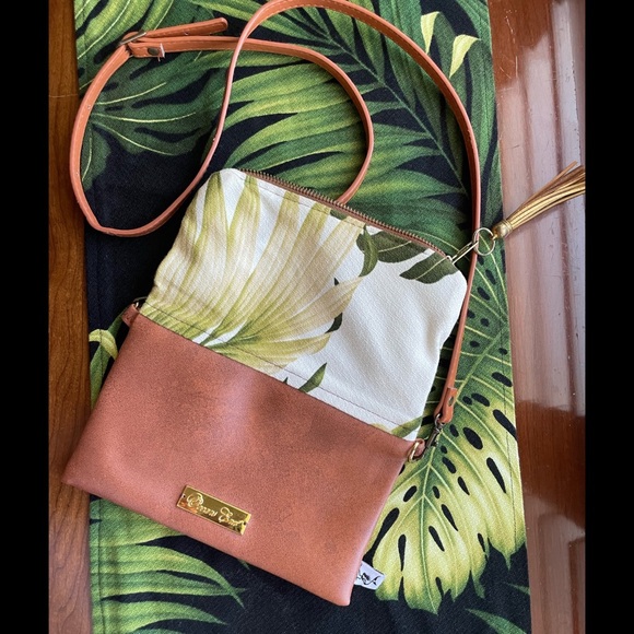 Oceans End Faux Leather Convertible Crossbody/ Clutch handbag. - Picture 2 of 4